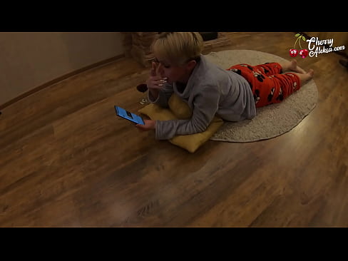 ❤️ I-Blonde ephambeneyo imunca iDick eNkulu efunxayo kwaye iqhwaba phezu kwayo - isondo leempundu kuthi  ❌❤